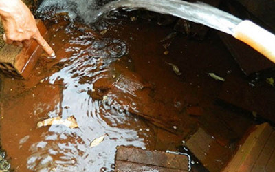 Lắp đặt hệ thống nước công nghiệp để xử lý nước giếng khoan.