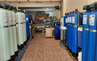 So sánh giữa cột lọc composite và cột lọc inox, nên lựa chọn cột lọc composite hay cột lọc inox?