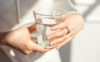 Giải đáp thắc mắc: Uống nước bù điện giải nhiều có tốt không?