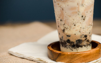 Thay thế một ly trà sữa bằng một ly nước ion kiềm, điều gì sẽ xảy ra?