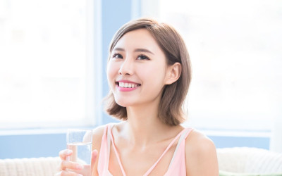 Giải đáp thắc mắc: Uống nước nhiều có giảm mụn không?